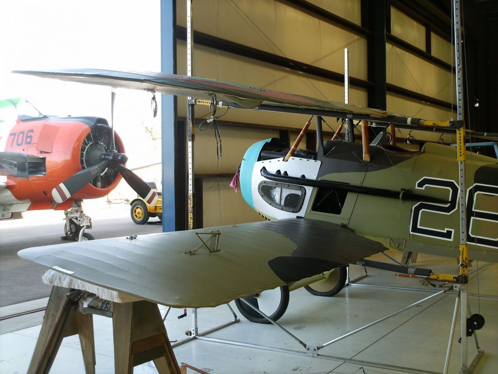 Installing bottom wing on aircraft